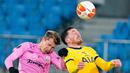 Gelandang Tottenham Hotspur, Pierre-Emile Hojbjerg, berebut bola dengan penyerang LASK, Johannes Eggestein, pada laga lanjutan Liga Europa di Linzer Stadium, Jumat (4/12/2020) dini hari WIB. Tottenham bermain imbang 3-3 lawan LASK. (AFP/Georg Hochmuth/APA)