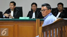 Ajudan Fuad Amin, Abdul Rouf menjalani sidang pembacaan dakwaan di Pengadilan Tipikor, Jakarta Kamis, 23/7/2015). Rouf diduga melakukan korupsi terkait kasus suap jual beli pasokan gas alam untuk pembangkit listrik. (Liputan6.com/Yoppy Renato)