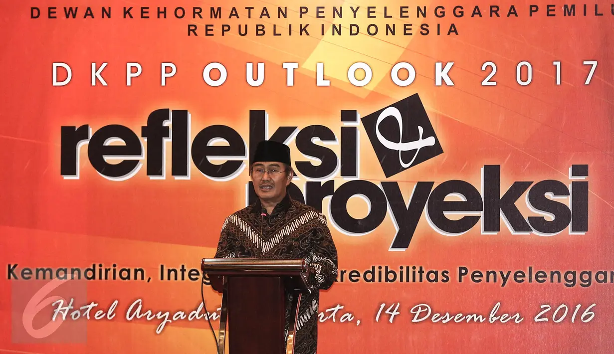 Ketua Dewan Kehormatan Penyelenggara Pemilu (DKPP) Jimly Asshiddiqie memberikan sambutan pada kegiatan Outlok 2017 atau Refleksi Akhir Tahun di Jakarta, Rabu (14/12). Refleksi Akhir Tahun ini bertajuk Evaluasi dan Proyeksi. (Liputan6.com/Faizal Fanani)