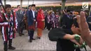 Presiden Joko Widodo dan Ibu Negara Iriana mendengarkan sambutan saat mengikuti  prosesi penyambutan keluarga mempelai wanita secara adat di Bukit Hijau Regency Taman Setia Budi (BHR Tasbi), Medan, Sabtu (25/11). (Liputan6.com/vidio)