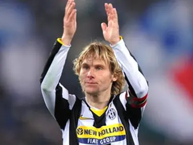 Gelandang Juventus, Pavel Nedved membalas aplaus ke suporter di akhir partai leg pertama semifinal Coppa Italia menghadapi Lazio di Stadio Olimpico, Rome, 3 Maret 2009. Lazio menang 2-1. AFP PHOTO/Vincenzo Pinto