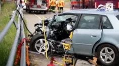 Sebuah mobil sedan hilang kendali dan menabrak bus yang mebawa 73 siswa. Dua pengemudi menderita luka serius dan 9 sisa mengalami luka ringan.