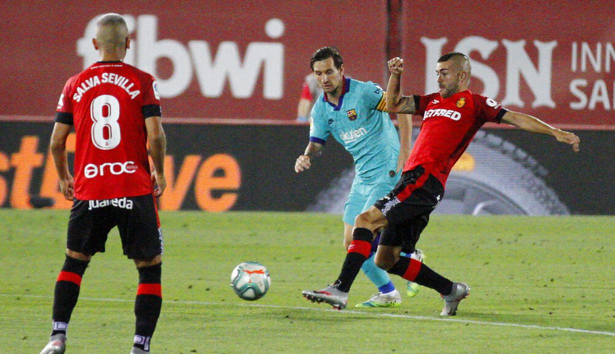 Striker Barcelona, Lionel Messi, saat pertandingan melawan Mallorca pada laga La Liga di Estadio de Son Moix, Minggu (14/6/2020). Barcelona menang dengan skor 4-0. (AP/Francisco Ubilla)