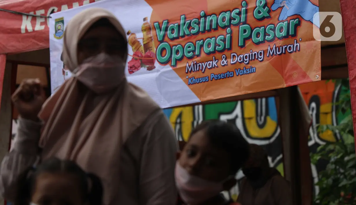 Vaksinasi covid-19 dan operasi pasar murah yang digelar di kawasan Tanah Tinggi, Kota Tangerang, Jumat (4/3/2022). Pemkot Tangerang mengadakan operasi pasar minyak dan daging murah bagi warga yang melaksanakan vaksinasi covid-19 di lokasi. (Liputan6.com/Angga Yuniar)
