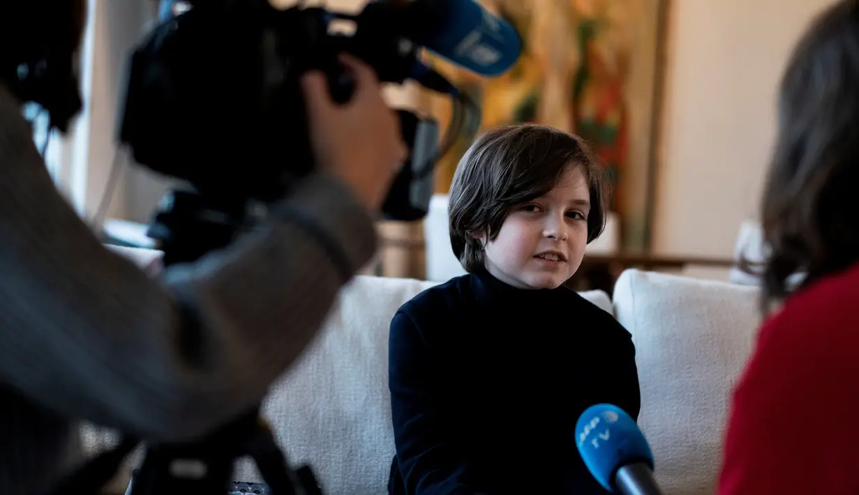 Mahasiswa Belgia Laurent Simons, 9 tahun saat diwawancara di rumahnya di Amsterdam (21/11/2019). Saat ini Laurent Simons akan segera menjadi lulusan universitas termuda di dunia. (AFP Photo/Kenzo Tribouillard)