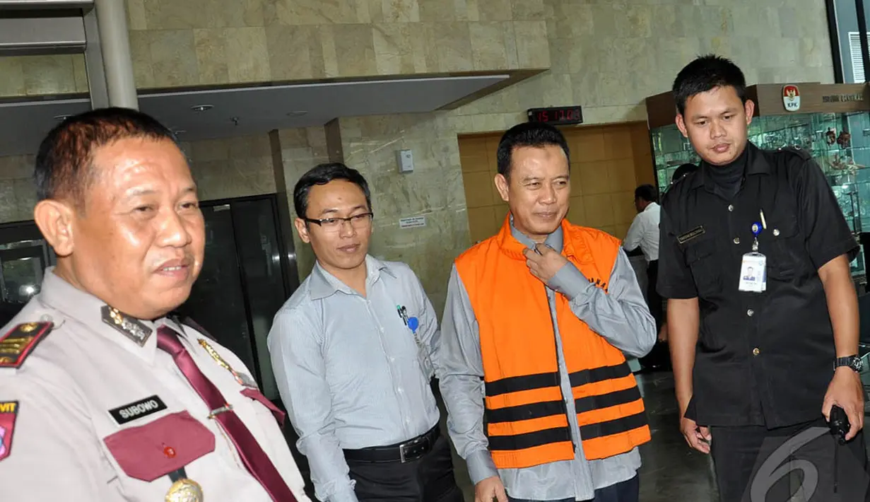 Bupati Karawang Ade Swara memperlihatkan senyumnya usai menjalani pemeriksaan di gedung KPK, Jakarta, Selasa (23/9). (Liputan6.com/Miftahul Hayat)
