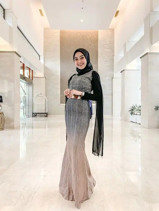 Ghyna Ridha tergabung dalam grup band Arpeggio Music Entertainment. Ia dan bandnya kerap manggung di berbagai perhelatan musik. (Instagram/ghynaridha).