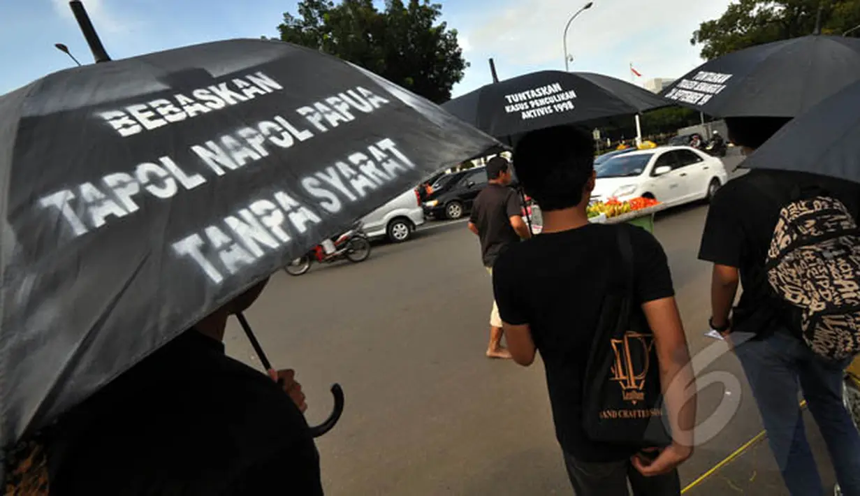 Aksi Kamisan ke-384 mengangkat tema peringatan 26 tahun peristiwa Talangsari, Lampung yang digelar di depan Istana Merdeka, Jakarta, Kamis (5/2/2015). (Liputan6.com/Faizal Fanani)