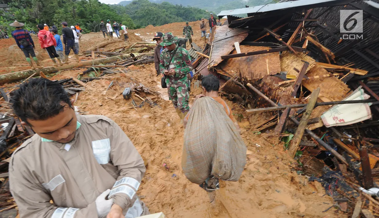 Warga korban longsor menyelamatkan barang-barang miliknya di Dusun Cimapag, Desa Sirnaresmi, Kecamatan Cisolok, Sukabumi, Selasa (1/1). Longsor mengakibatkan 30 rumah yang dihuni 107 jiwa tertimbun pada 31 Desember 2018. (merdeka.com/Arie Basuki)