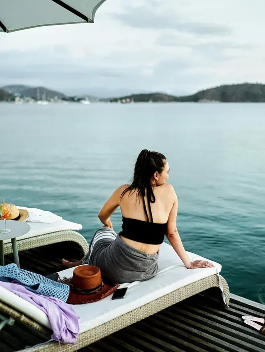 Selain memberikan tampilan seksi pada bagian leher, atasan model halter juga biasanya mengekspos bagian belakang atau punggung yang menambah estetika keanggunan dan kecantikan perempuan. (Foto: Instagram @lunamaya)