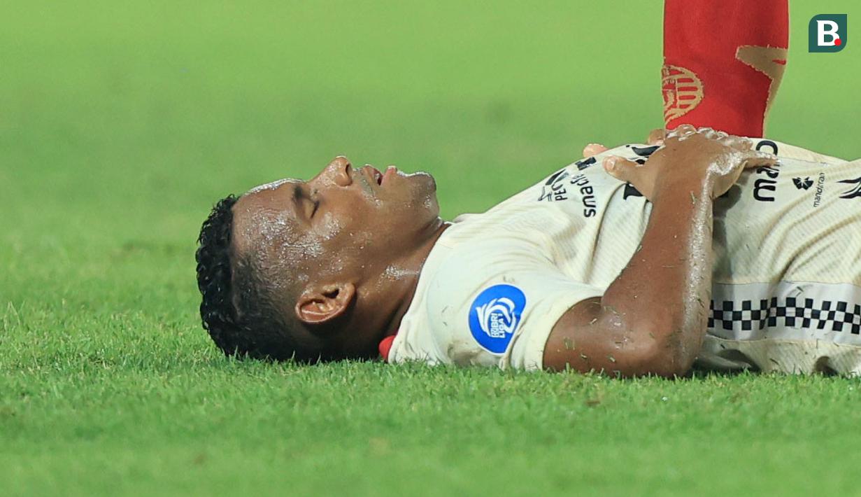 Pemain Bali United, Eber Bessa, tergeletak di lapangan saat melawan Persija Jakarta pada laga pekan ke-13 BRI Liga 1 2023/2024 di Stadion Patriot Candrabhaga, Bekasi, Minggu (24/9/2023). (Bola.com/M Iqbal Ichsan)