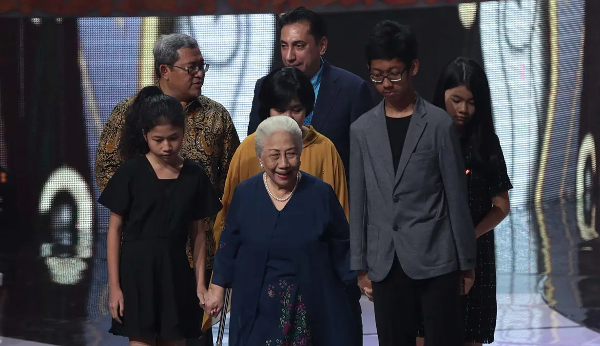 Indro Warkop dan Tatiek Maliyati, medapat penghargaan di Festiva Film Bandung 2017. Bintang legendaries ini kembali dipercaya mendapat penghargaan kategori Lifetime Achievement atau penghargaan khusus seumur hidup. (Deki Prayoga/Bintang.com)