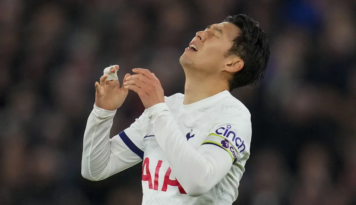 Derbi London antara tuan rumah West Ham United menghadapi Tottenham Hotspur pada laga pekan ke-31 Premier League 2023/2024 di London Stadium, London, Rabu (3/4/2024) dini hari WIB berakhir imbang 1-1. Tottenham Hotspur yang mengincar kemenangan untuk mengatrol posisinya ke empat besar gagal memaksimalkan peran Son Heung-min yang minim peluang. Tottenham mampu unggul terlebih dahulu lewat gol cepat Brennan Johnson pada menit kelima yang mampu disamakan tuan rumah lewat gol Kurt Zouma pada menit ke-19. (AP Photo/Kirsty Wigglesworth)