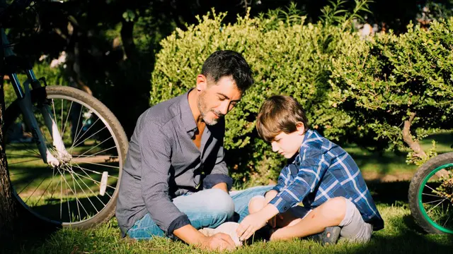 7 Tips Menjadi Ayah yang Bijak untuk Anak Laki-Laki