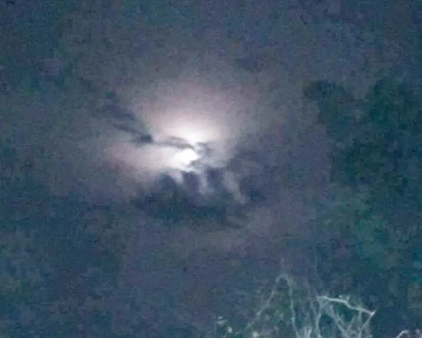 Fenomena alam menarik terjadi pada Sabtu malam, 7 Oktober 2017, di Purwakarta, Jawa Barat, yaitu awan berbentuk lafaz Allah. (Capture: Facebook/Wulan Ameliawati//Abramena)