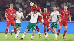 Pemain Timnas Indonesia, Calvin Verdonk berduel udara dengan pemain Bulgaria, Christian Stoyanov dalam laga final FIFA Series 2026 di Stadion Utama Gelora Bung Karno (SUGK), Senayan, Jakarta, Senin (30/03/2026). (Bola.com/M Iqbal Ichsan)