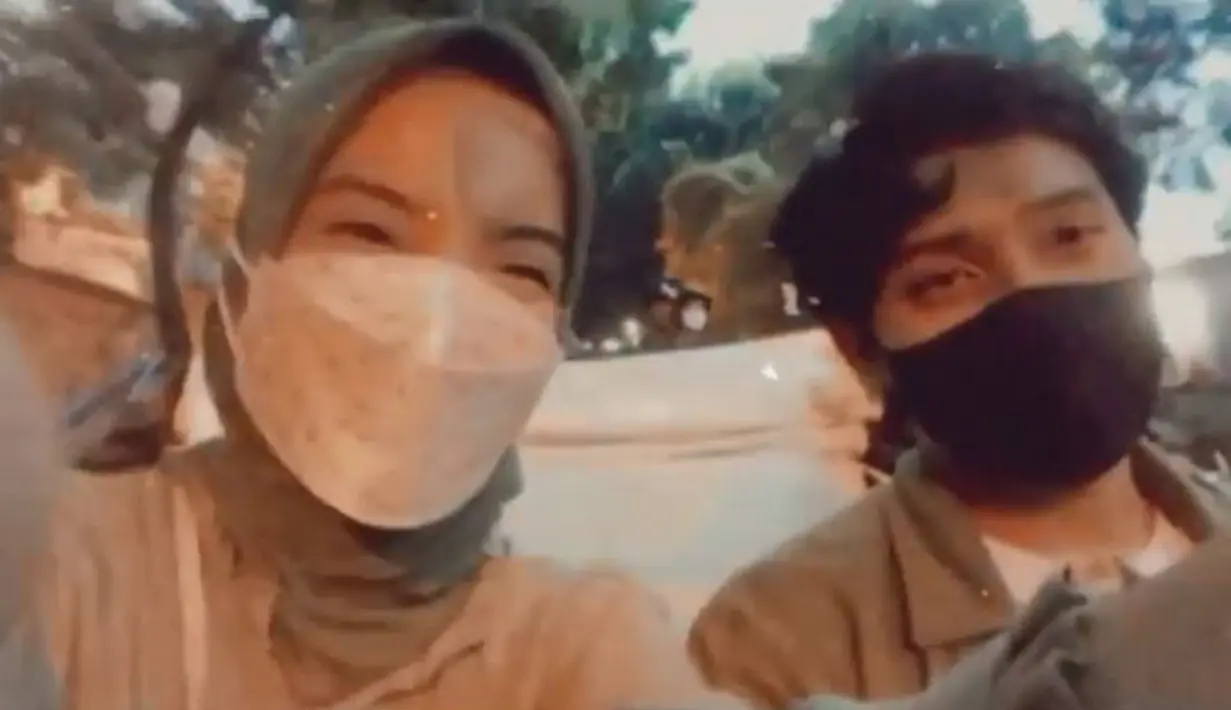 "Aku akan berusaha nepatin janji aku buat bahagia dan banyak senyum disinii. Aku akan meneruskan kebaikan-kebaikan kamu dengan caraku ril. Aku gaakan berhenti selalu mendoakan kamu dari sini. Insyaallah aku kuat dan ikhlas karena banyak sekali yang mendoakan kamu ril," tulis akun IG @nabilaishma. (Instagram/nabilaishma)