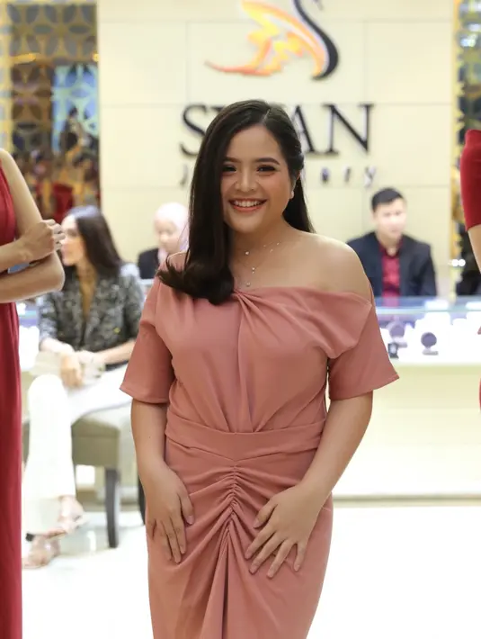 Tasya Kamila meluncurkan koleksi perhiasan 'Dear Love Collection' di Pondok Indah Mall, Jakarta Selatan, Senin (3/2/2020). (Daniel Kampua/Fimela.com)