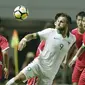 Striker Indonesia, Ilija Spasojevic, melewati pemain Korea Utara pada laga PSSI Anniversary Cup 2018 di Stadion Pakansari, Senin (30/4/2018). Skor berakhir imbang 0-0. (Bola.com/M Iqbal Ichsan)