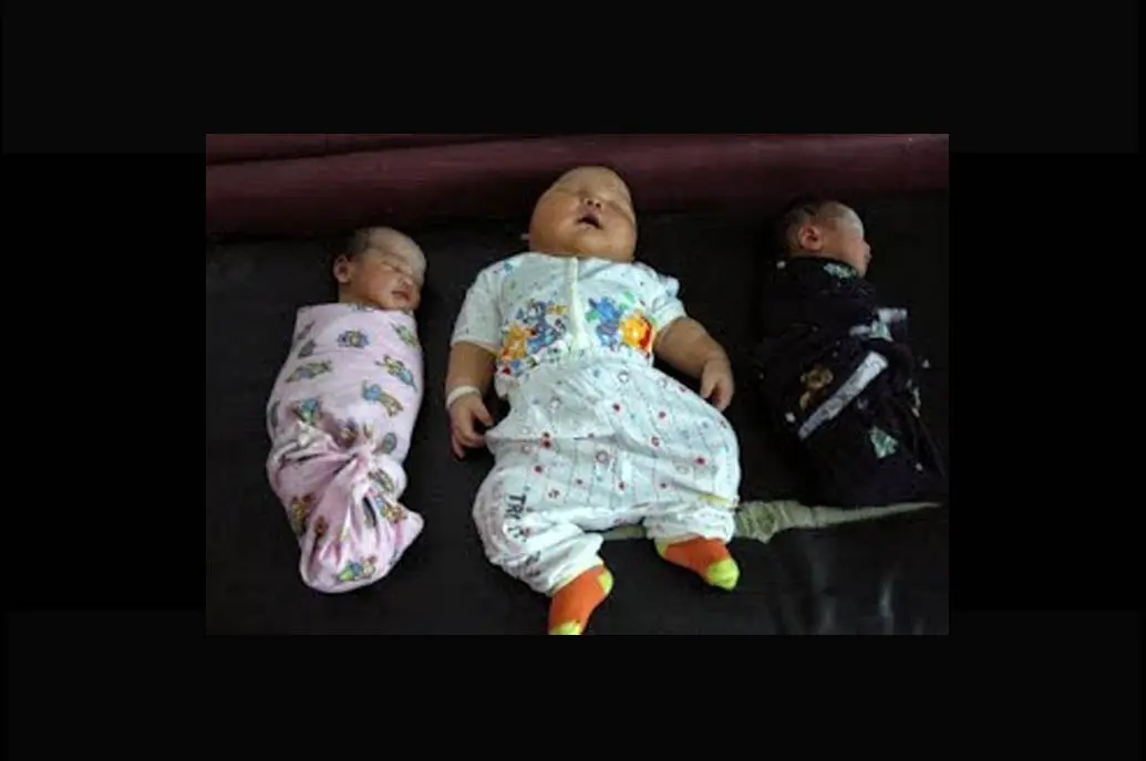 Bayi terbesar di Indonesia lahir dengan berat 8,7 kg dan panjang 62 cm. Bayi laki-laki yang diberi nama Akbar Risuddin dilahirkan melalui operasi caesar di RSU Abdul Manan Sumatera Utara pada tanggal 21 September 2009 lalu. (Istimewa)