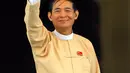 Presiden Myanmar yang baru terpilih Win Myint melambaikan tangan kepada media di luar parlemen di Naypyitaw, Rabu (28/3). Win Myint dipilih untuk menggantikan Htin Kyaw, yang mengundurkan diri pekan lalu karena alasan kesehatan. (AP/Aung Shine Oo)