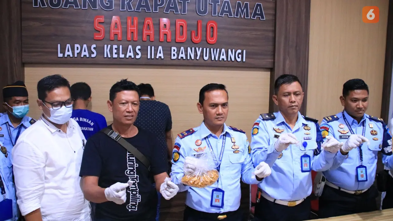 Kepala Lapas Banyuwangi Wahyu Indarto (Tengah) tunjukan barang bukti sabu- sabu dan kripik dlam konfrensi pers di Lapas Banyuwangi (Hermawan Arifianto/Liputan6.com)