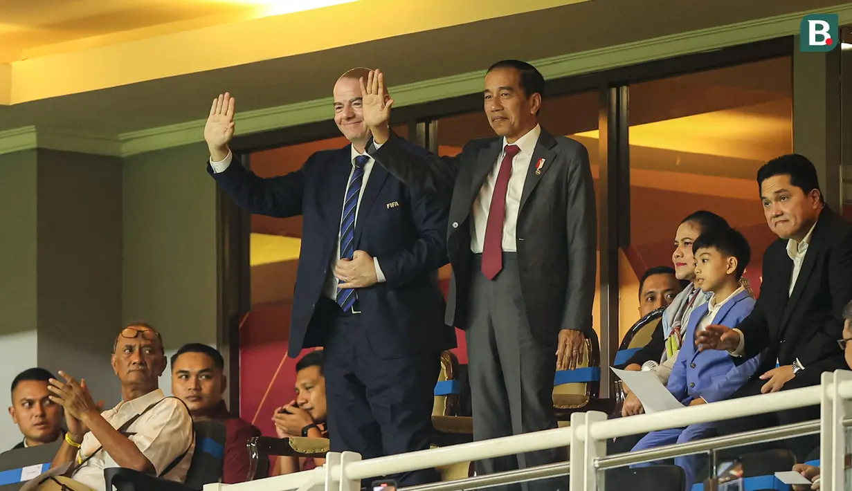 Presiden RI, Joko Widodo (kanan) dan Presiden FIFA,Gianni Infantino melambakian tangan kepada penonton saat pembukaan Piala Dunia U-17 2023 di Stadion Gelora Bung Tomo, Surabaya, Jumat (10/11/2023) malam WIB. (Bola.com/Bagaskara Lazuardi)