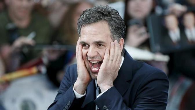 Sebagai Hulk yang pemarah, Mark Ruffalo berhasil mendapatkan kekayaan bersihnya sekitar Rp420 miliar berkat kesuksesan film karya Marvel ini. Mark disebut-sebut sebagai aktor yang paling rendah bayarannya di film serial Avengers. (Liputan6.com/IG/markruffalo)