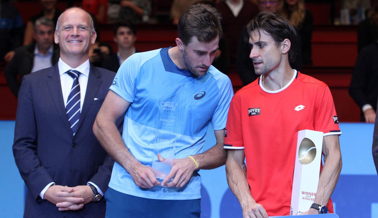 David Ferrer berbincang dengan Steve Johnson usai penyerahan trofi Erste Bank Open 2015, Minggu (25/10/2015). (Bola.com/Reza Khomaini)