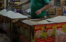 FOTO: Keluh Pedagang dan Pembeli di Tengah Kenaikan Tajam Harga Beras di Pasar Tradisional