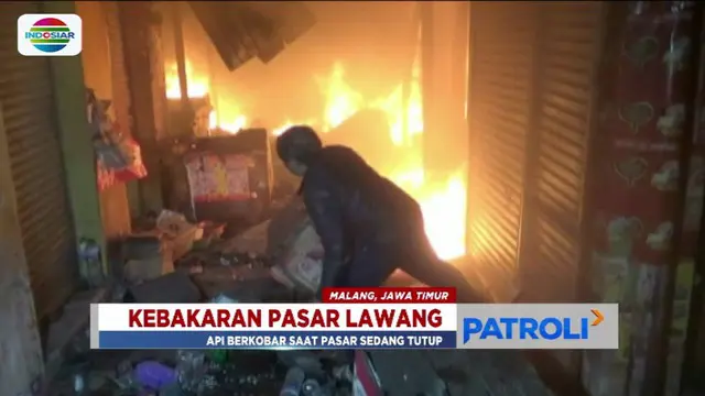 Api melahap kios-kios di Pasar Lawang, Malang, Jawa Timur diduga karena ada korsleting arus listrik.