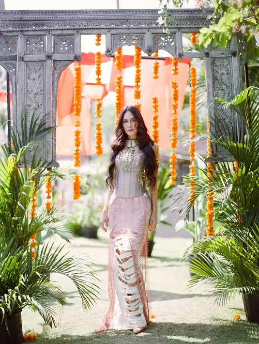 Potret terbaru yang diunggah Luna Maya menampilkan dirinya yang bak dewi Yunani. Outfit unik dengan atasan corset silver dipadu dengan rok drappery yang unik. [Foto: Instagram/lunamaya]