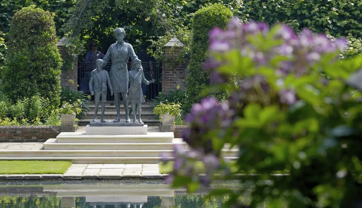 Pemandangan patung Diana, Princess of Wales, sehari setelah pembukaannya, di Sunken Garden di Istana Kensington, London, Jumat (2/7/2021). Pada patung tersebut, Putri Diana terlihat memakai rok berpinggang tinggi dan aksesoris sabuk berukuran besar. (Jonathan Brady/Pool Photo via AP)