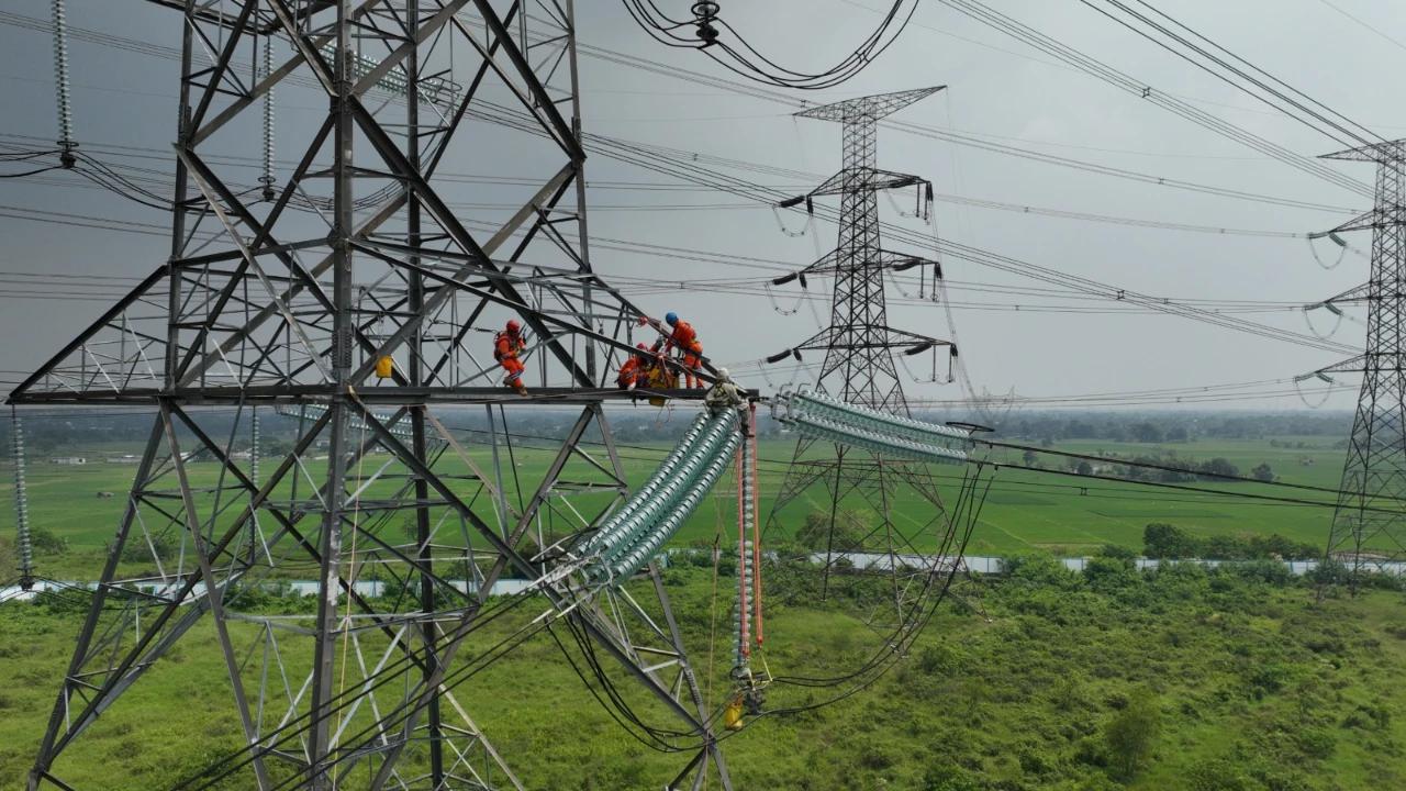 Perkuat Keandalan Listrik Jawa-Bali, PLN Lakukan Pemeliharaan SUTET 500 kV Tanpa Padam
