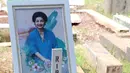 Rose Suyadi ibu Indah Kalalo meninggal dalam usia 73 tahun setelah dua minggu menjalani perawatan di rumah sakit. Almarhum di makamkan di TPU Menteng Pulo, Kuningan, Jakarta Selatan, Selasa (24/5/2016). (Galih W. Satria/Bintang.com)