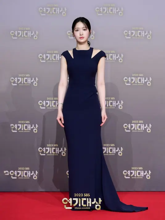 Jo Hye Joo tampil menawan dalam balutan dress berwarna biru navy ke SBS Drama Awards 2023. Dress ini membalut tubuh Jo Hye Joo dengan amat baik, dengan detail cut-out di bagian bahu. [Foto: Instagram/sbsdrama.official]