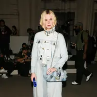 Aktris Sentimental Value ini tampil dengan gaya double denim yang unik dan berkarakter. [Coach].