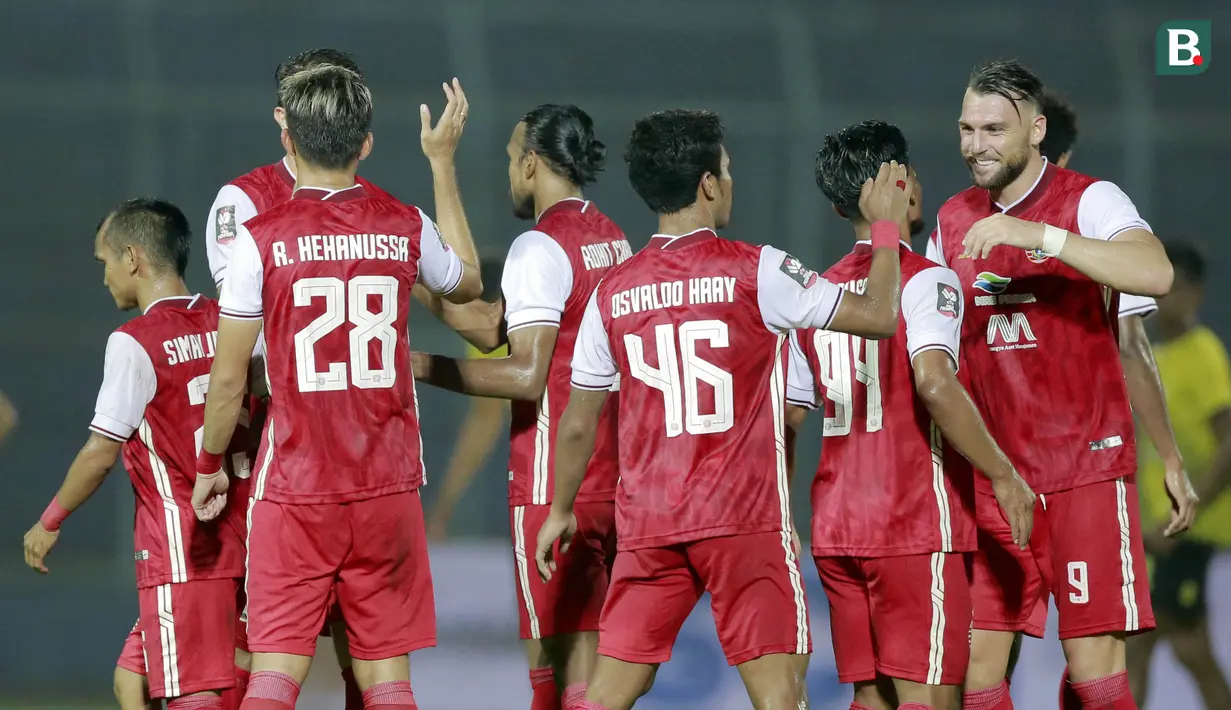 Para pemain Persija Jakarta merayakan kemenangan atas Barito Putera pada laga perempat final Piala Menpora 2021 di Stadion Kanjuruhan, Malang, Sabtu (10/4/2021). Persija Jakarta menang dengan skor 1-0. (Bola.com/Arief Bagus)