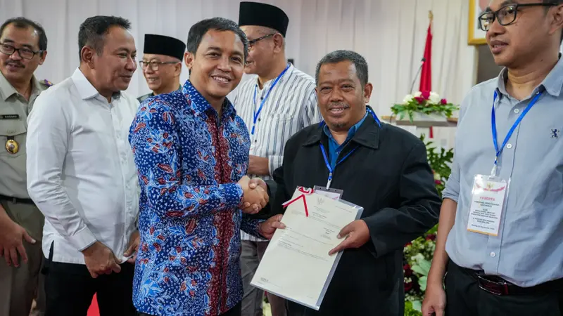 Wakil Menteri Agraria dan Tata Ruang/Wakil Kepala Badan Pertanahan Nasional (ATR/BPN), Raja Juli Antoni di Kota Malang untuk memberikan sertifikat ke warga Polehan.