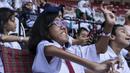 Sejumlah pelajar YPAC memberikan dukungan kepada atlet-atlet yang berlaga pada ajang Asian Para Games di SUGBK, Jakarta, Senin (8/10/2018). (Bola.com/Vitalis Yogi Trisna)