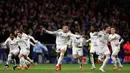 Penyerang Real Madrid, Kylian Mbappe (tengah) melakukan selebrasi dengan rekan setimnya setelah menang pada laga leg kedua 16 besar Liga Champions 2024/2025 melawan Atletico de Madrid di stadion Metropolitano, Madrid, 12 Maret 2025 waktu setempat atau Kamis (13/3/2025) dini hari WIB. (OSCAR DEL POZO/AFP)