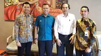 Pemimpin bank bjb Kantor Cabang Denpasar Dian Kurniawan (kiri), Direktur Utama BPR Lestari Bali Pribadi Budiono (tengah) saat prosesi penandatanganan kerja sama penyaluran kredit dengan BPR Lestari Bali.