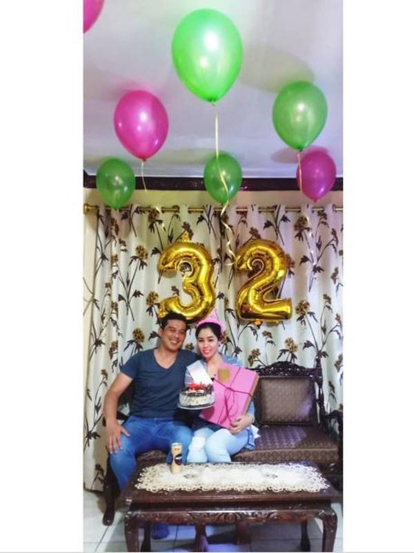 Saphira Indah merayakan ulang tahun bersama sang suami. (dok. Instagram @saphira_indah/https://www.instagram.com/p/BlrzS2VnXPR/Dinny Mutiah)