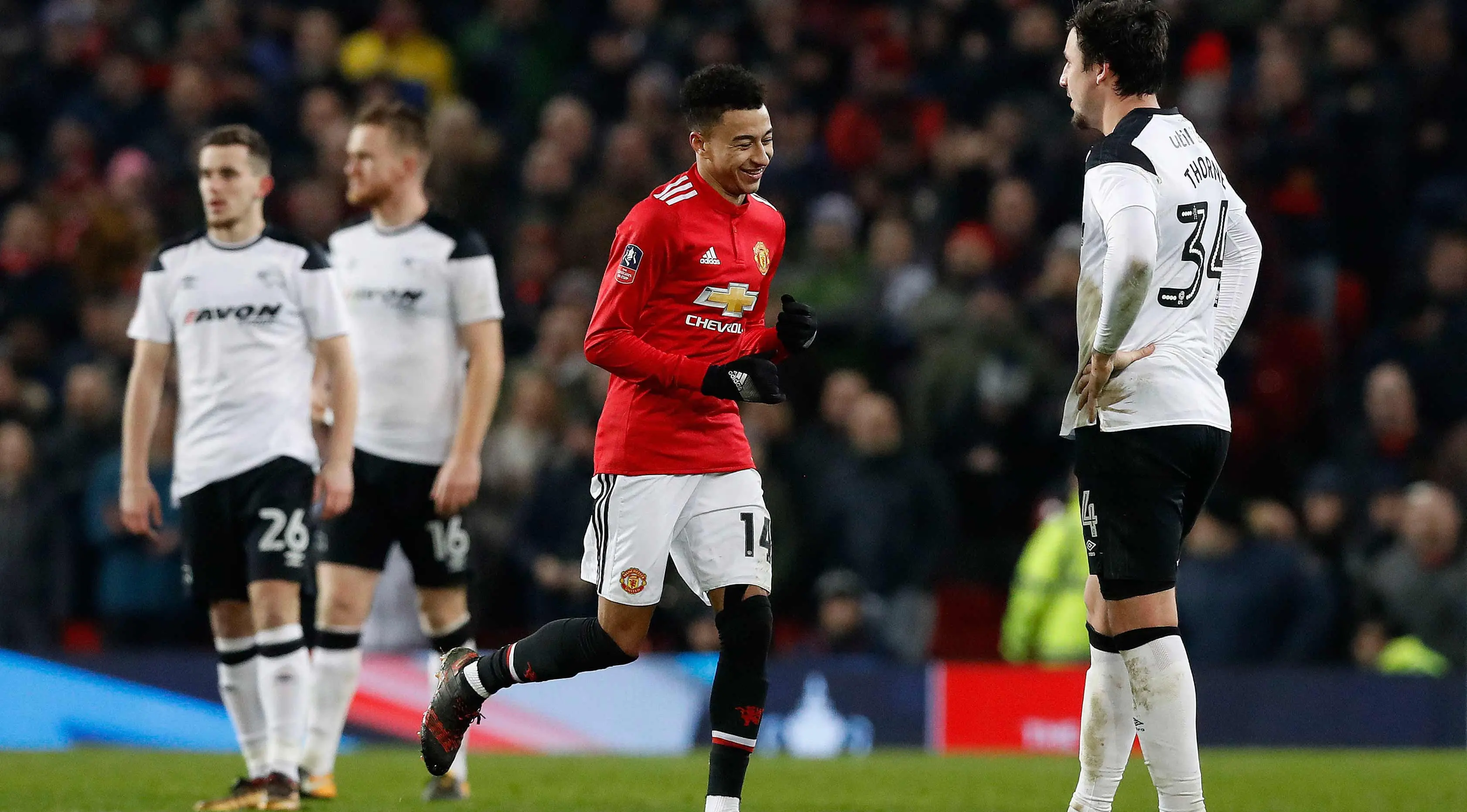 Penyerang Manchester United, Jesse Lingard melakukan selebrasi usai mencetak gol ke gawang Derby County pada babak tiga Piala FA di Old Trafford, Inggris (5/1) (Martin Rickett/PA via AP)