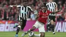Penyerang Newcastle United Allan Saint-Maximin berebut bola dengan bek  Manchester United (MU) Aaron Wan-Bissaka pada partai final Carabao Cup 2022/2023 di Stadion Wembley, Senin dini hari WIB (27/2/2023). MU tampil tangguh untuk membekuk Newcastle dengan skor meyakinkan 2-0 dan menjadi juara Carabao Cup 2022-2023. (AP Photo/Scott Heppell)
