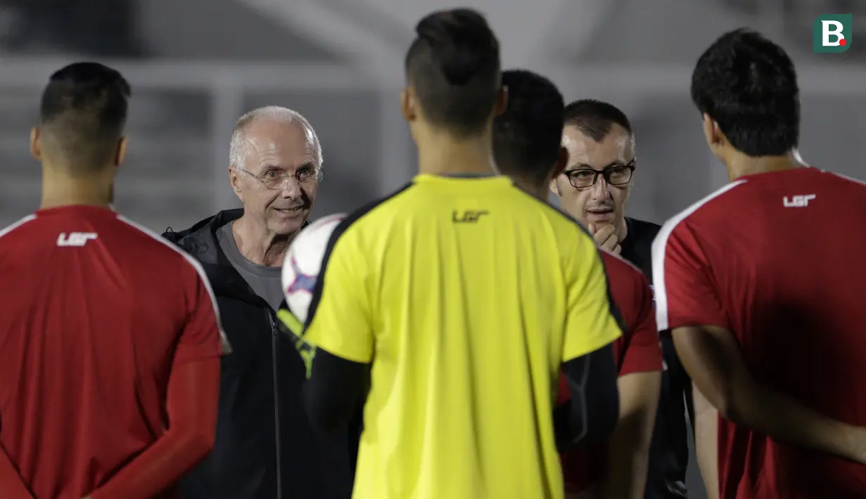 Pelatih Filipina, Sven-Goran Eriksson, memberikan instruksi saat latihan di Stadion Madya Senayan, Jakarta, Selasa (22/11). Latihan ini persiapan jelang laga Piala AFF 2018 melawan Indonesia. (Bola.com/Yoppy Renato)
