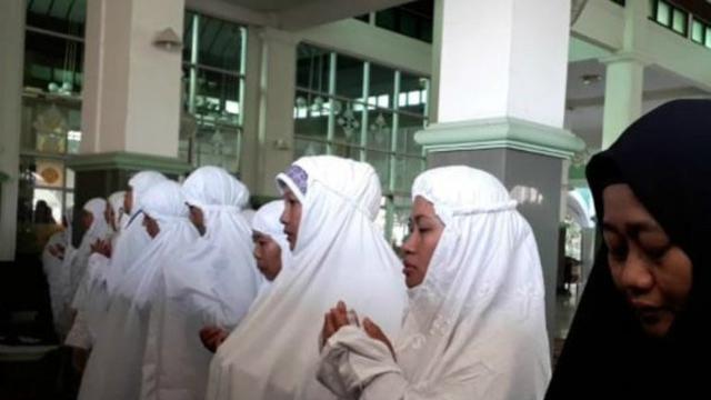 Jemaah Calon Haji Indonesia melakukan salat gaib.