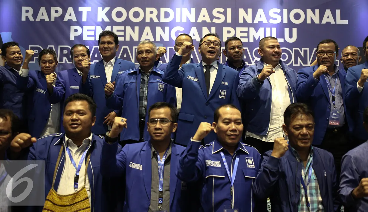 Ketua Umum Partai Amanat Nasional (PAN) Zulkifli Hasan berfoto bersama seusai Rapat Kordinasi Nasional Pemenangan Pemilu Partai Amanat Rakyat di Jakarta, Rabu (14/12). (Liputan6.com/Faizal Fanani)