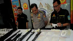 Kombes Rikwanto (tengah) melihat barang bukti yang berhasil diamankan Polisi, Jakarta, Jumat (6/3/2015). (Liputan6.com/Faisal R Syam)