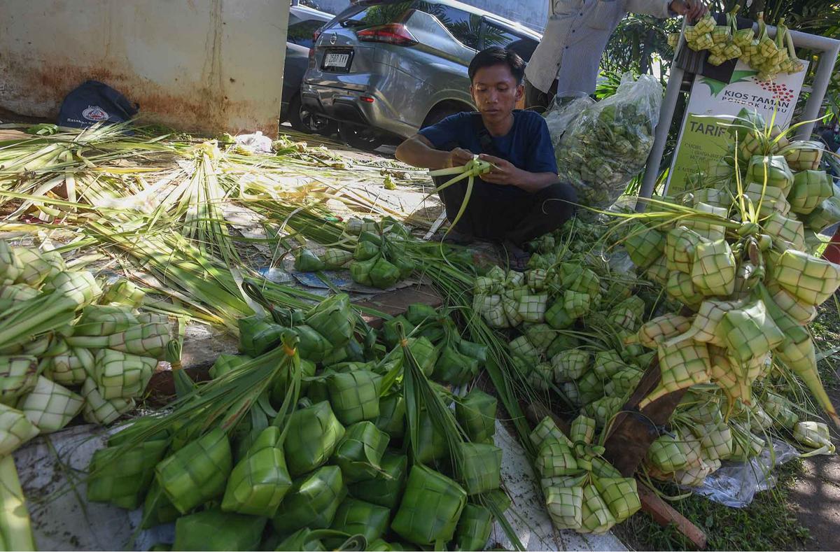 FOTO: Keluh Kesah Pedagang Musiman  Kulit Ketupat: Tahun ini Penjualan Menurun hingga 50